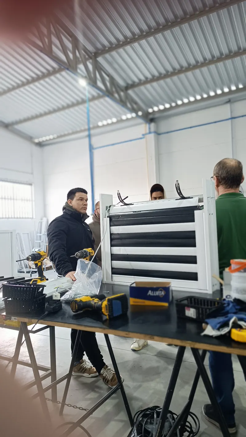 Participante manuseando perfil de PVC com ferramenta