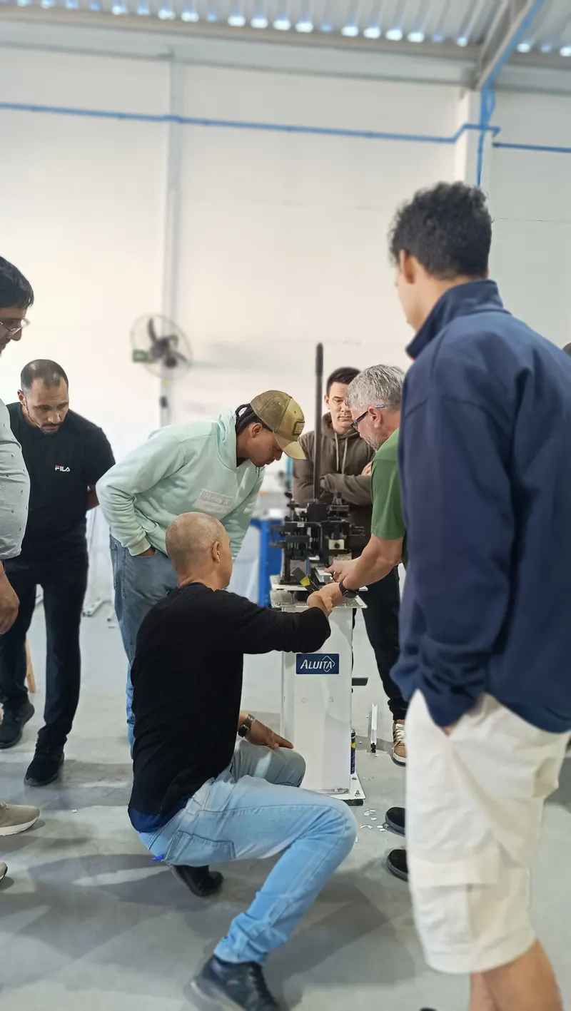 Instrutor orientando participantes na bancada da imersão